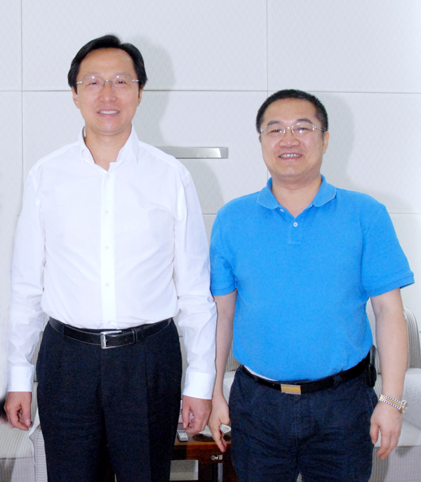 12.農業部部長韓長賦與正邦集團總裁林印孫親切合影.jpg
